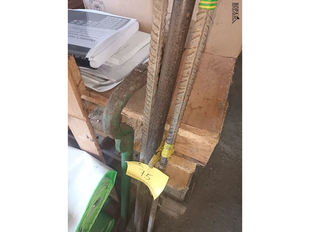 Lot 75 - metalen koevoet en staken. 4 stuks - afbeelding 2 van  2
