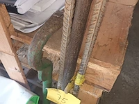 Lot 75 - metalen koevoet en staken. 4 stuks - afbeelding 2 van  2