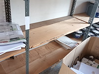 Lot 75 - metalen rekken. 2 stuks - afbeelding 3 van  7