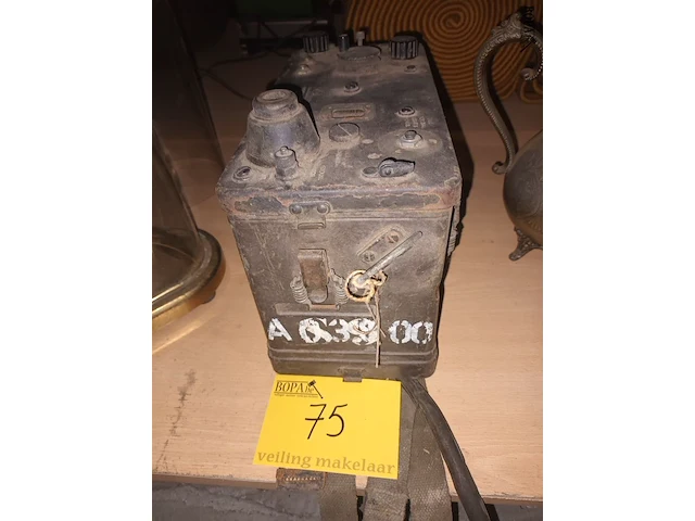 Lot 75 - militaire radio uit woii - afbeelding 1 van  5