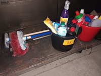 Lot 75 - poetsmateriaal en producten - afbeelding 1 van  4