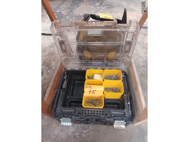 Lot 75 - sorteerkoffer stanley met inhoud - afbeelding 1 van  4