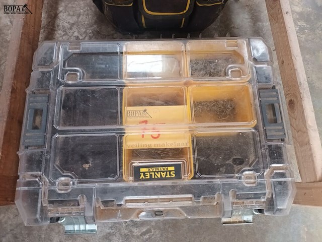 Lot 75 - sorteerkoffer stanley met inhoud - afbeelding 2 van  4