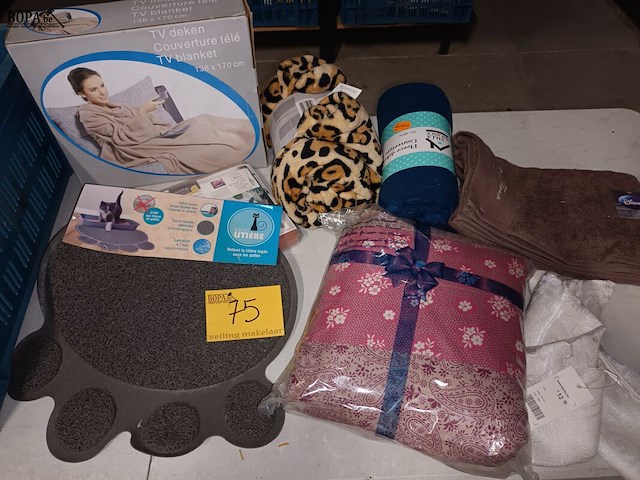 Lot 75 - textiel en kattenbakmat. 8 stuks - afbeelding 1 van  6