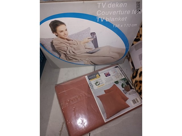 Lot 75 - textiel en kattenbakmat. 8 stuks - afbeelding 3 van  6