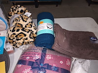 Lot 75 - textiel en kattenbakmat. 8 stuks - afbeelding 5 van  6