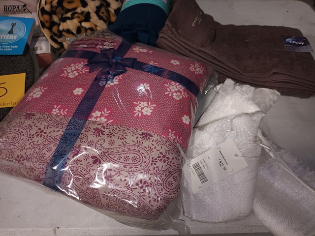 Lot 75 - textiel en kattenbakmat. 8 stuks - afbeelding 6 van  6