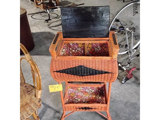 Lot 75 - vintage hoge rieten naaimand '50 - collectorsitem en rieten - afbeelding 2 van  5