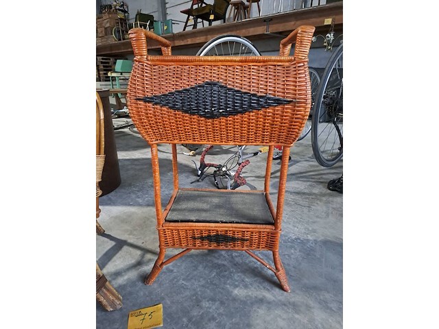 Lot 75 - vintage hoge rieten naaimand '50 - collectorsitem en rieten - afbeelding 4 van  5