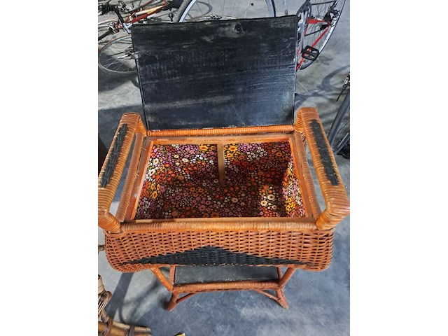 Lot 75 - vintage hoge rieten naaimand '50 - collectorsitem en rieten - afbeelding 5 van  5