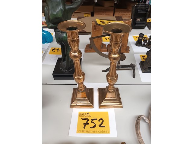 Lot 752 - koppel antieke kandelaars in koper - afbeelding 1 van  3