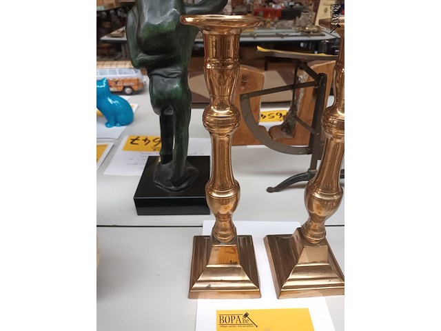 Lot 752 - koppel antieke kandelaars in koper - afbeelding 2 van  3