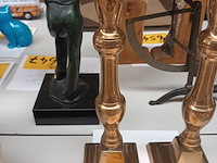 Lot 752 - koppel antieke kandelaars in koper - afbeelding 2 van  3