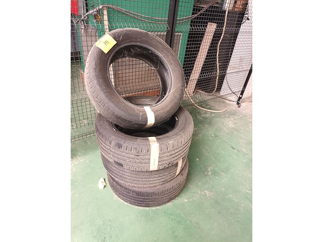 Lot 753 - banden. 4 stuks - afbeelding 1 van  4
