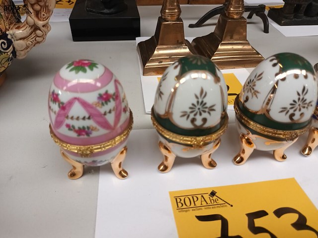 Lot 753 - porseleinen sierei. 4 stuks - afbeelding 2 van  4