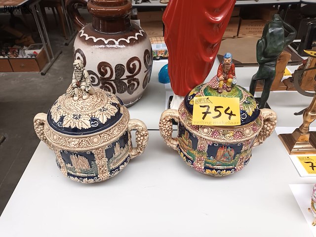 Lot 754 - duitse kabouterpot. 2 stuks - afbeelding 1 van  4