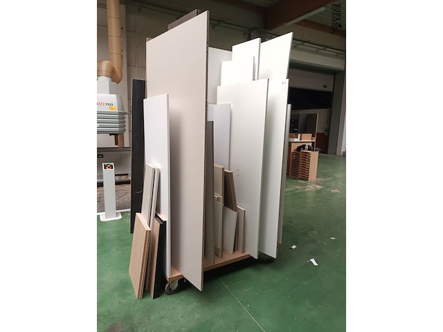 Lot 755 - transportkar met inhoud. 3 stuks - afbeelding 1 van  3