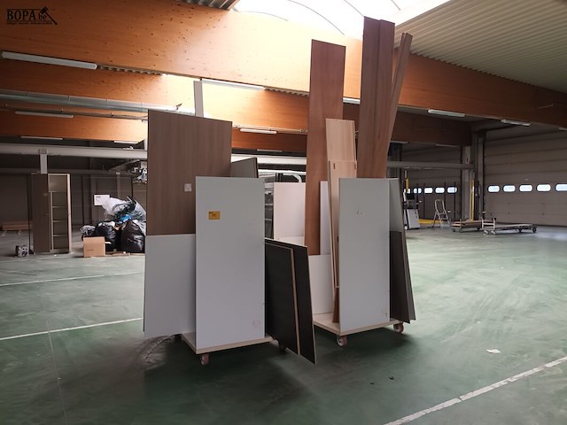 Lot 755 - transportkar met inhoud. 3 stuks - afbeelding 2 van  3