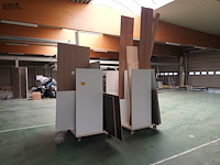 Lot 755 - transportkar met inhoud. 3 stuks - afbeelding 2 van  3