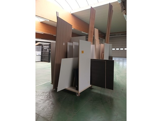 Lot 755 - transportkar met inhoud. 3 stuks - afbeelding 3 van  3