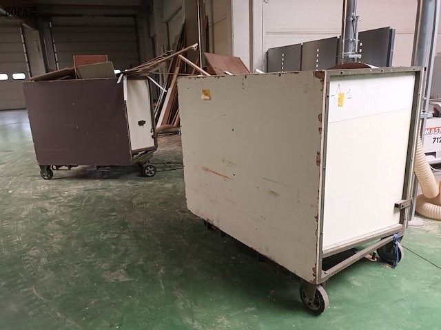 Lot 757 - transportkar met inhoud. 2 stuks - afbeelding 1 van  3
