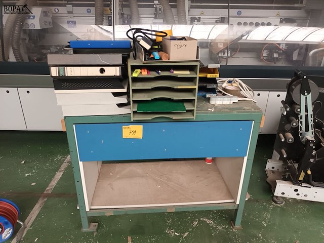 Lot 759 - werkbank met inhoud - afbeelding 1 van  4
