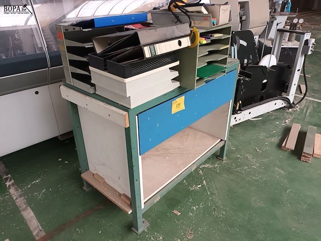 Lot 759 - werkbank met inhoud - afbeelding 2 van  4