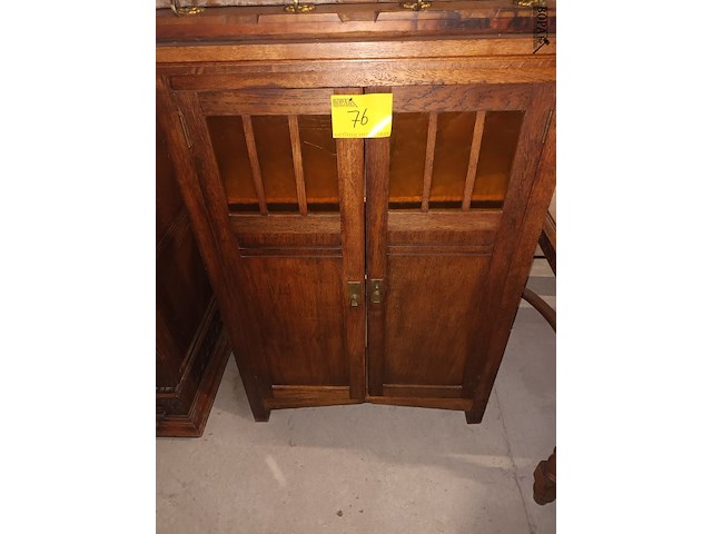 Lot 76 - antieke kast met 2 deuren - afbeelding 1 van  4