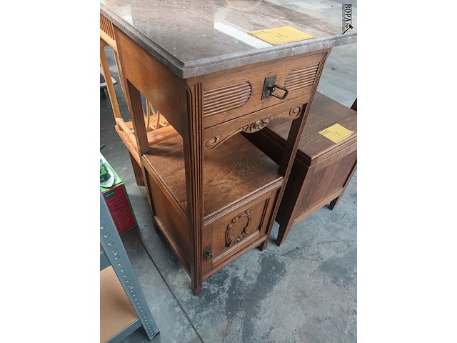 Lot 76 - bijzetkastje - afbeelding 2 van  4