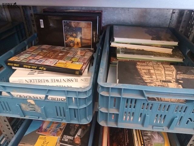 Lot 76 - boeken. 2 bakken - afbeelding 1 van  3