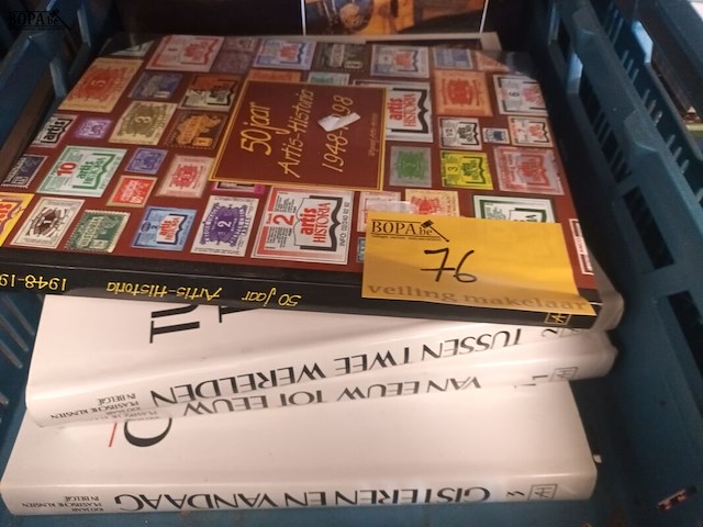 Lot 76 - boeken. 2 bakken - afbeelding 3 van  3