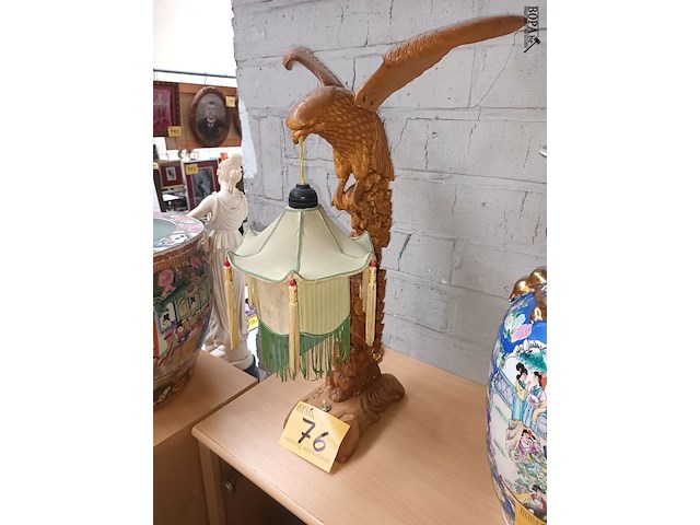 Lot 76 - chinese lampedair met adelaar - afbeelding 1 van  4