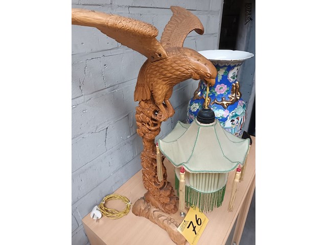 Lot 76 - chinese lampedair met adelaar - afbeelding 2 van  4