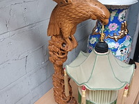 Lot 76 - chinese lampedair met adelaar - afbeelding 2 van  4