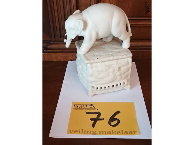Lot 76 - dekselpot met olifant - afbeelding 1 van  5