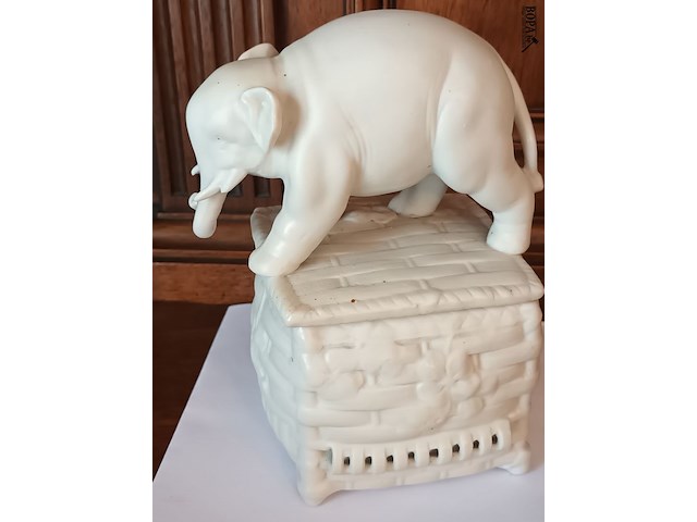 Lot 76 - dekselpot met olifant - afbeelding 2 van  5
