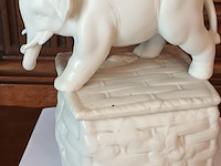 Lot 76 - dekselpot met olifant - afbeelding 2 van  5