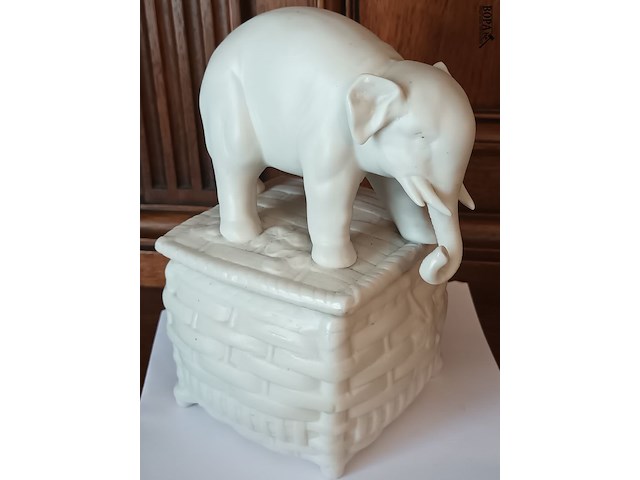 Lot 76 - dekselpot met olifant - afbeelding 4 van  5