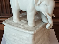 Lot 76 - dekselpot met olifant - afbeelding 4 van  5