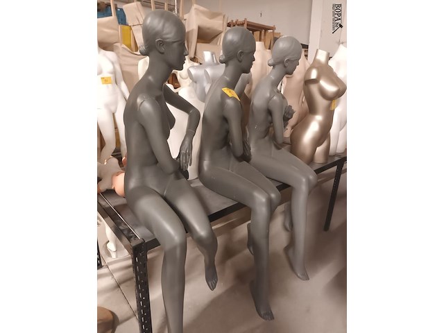 Lot 76 - grijze zittende paspop vrouw. 3 stuks - afbeelding 1 van  4