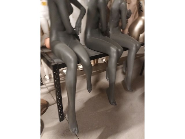 Lot 76 - grijze zittende paspop vrouw. 3 stuks - afbeelding 2 van  4