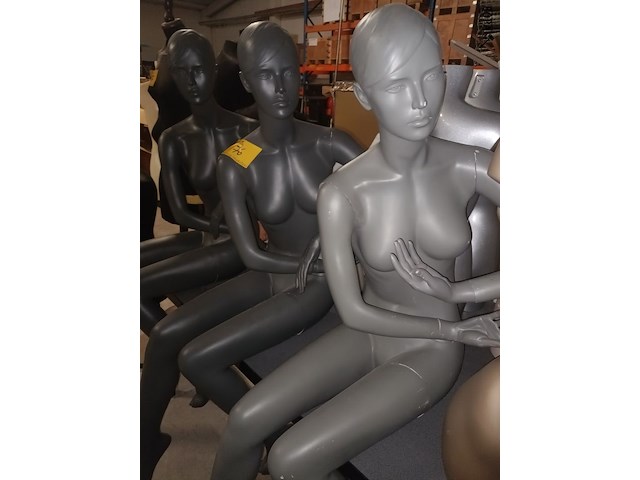 Lot 76 - grijze zittende paspop vrouw. 3 stuks - afbeelding 3 van  4