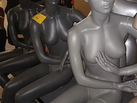 Lot 76 - grijze zittende paspop vrouw. 3 stuks - afbeelding 3 van  4
