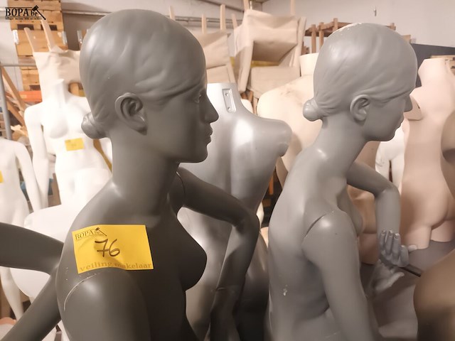 Lot 76 - grijze zittende paspop vrouw. 3 stuks - afbeelding 4 van  4
