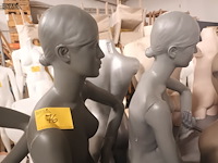 Lot 76 - grijze zittende paspop vrouw. 3 stuks - afbeelding 4 van  4
