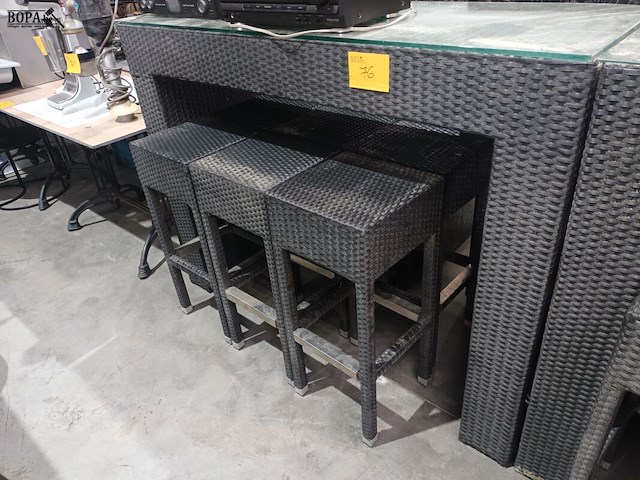 Lot 76 - hoge tafel met krukken - afbeelding 1 van  3