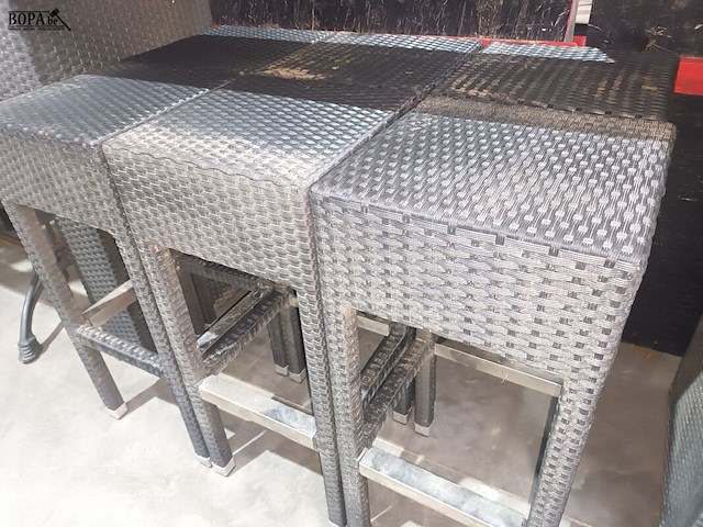 Lot 76 - hoge tafel met krukken - afbeelding 2 van  3