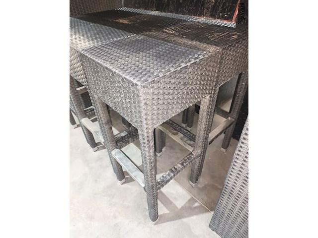 Lot 76 - hoge tafel met krukken - afbeelding 3 van  3