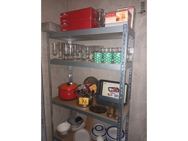 Lot 76 - keukengerei en huisraad. inhoud rek - afbeelding 1 van  4