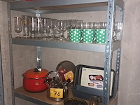 Lot 76 - keukengerei en huisraad. inhoud rek - afbeelding 1 van  4